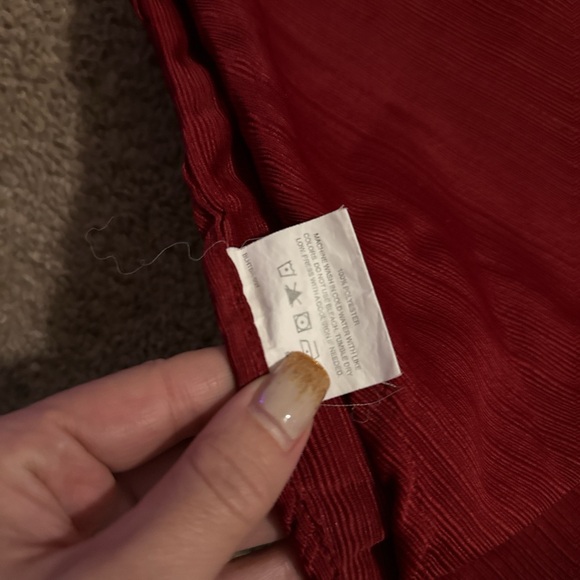 Red Linear Textured Table Cloth - Picture 4 of 5